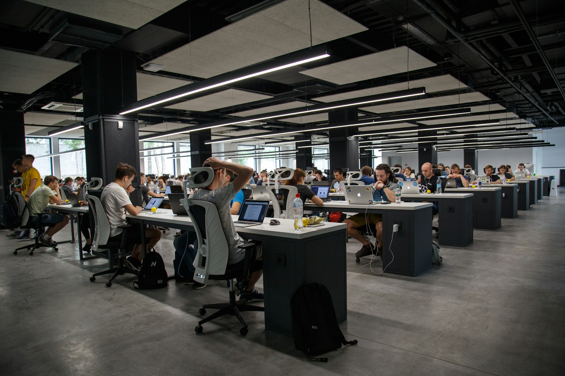 Escritorio contable con luz tenue en el estudio Lakegroove, Córdoba