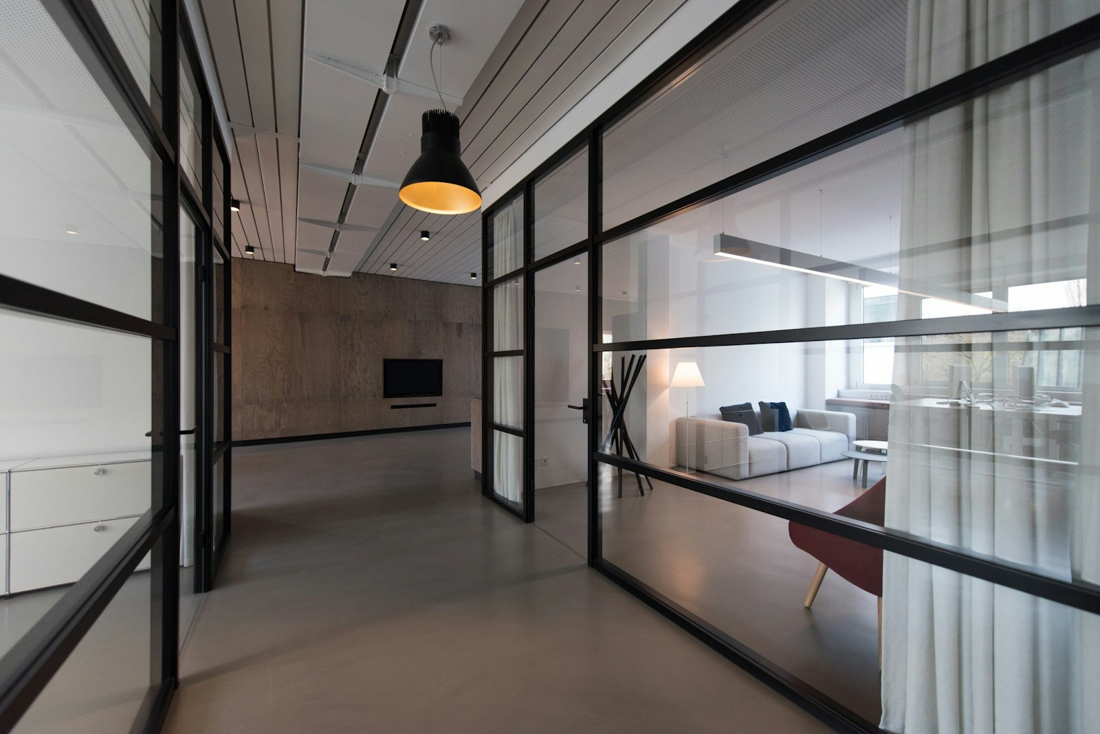 Recepción del edificio de oficinas con luz tenue