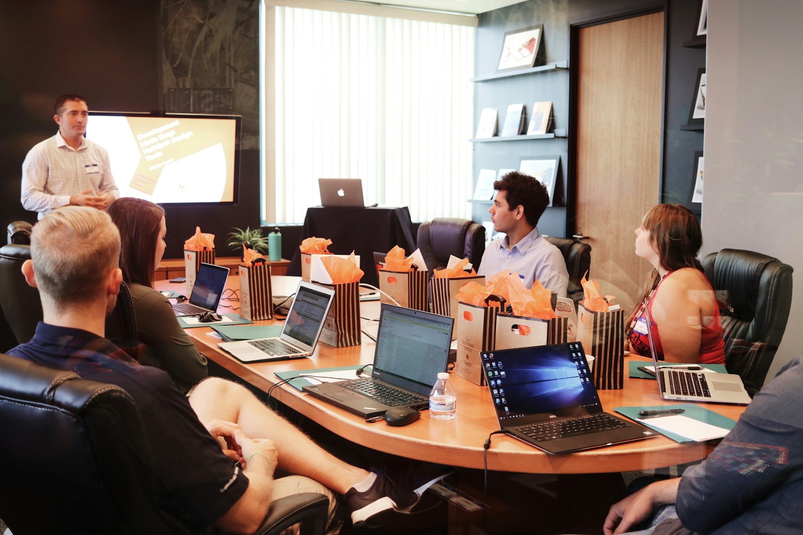 Equipo contable en briefing de trabajo interno
